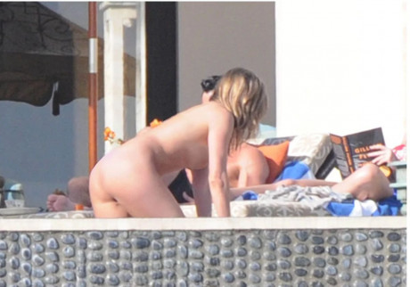 Sexy Shots Jennifer Aniston Topless On Beach